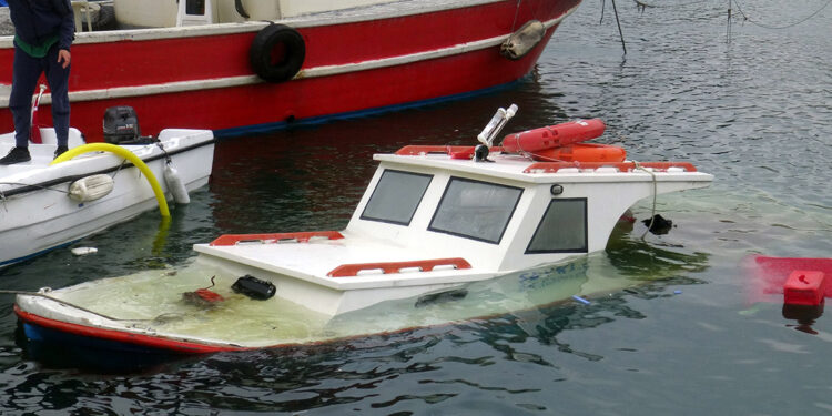 Avcılar balıkçı barınağında fırtınanın ardından son durum