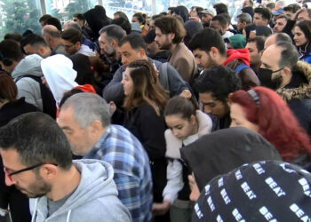 Avcılar'da metrobüs turnikeleri arızalandı, durakta yoğunluk oluştu