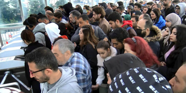 Avcılar'da metrobüs turnikeleri arızalandı, durakta yoğunluk oluştu