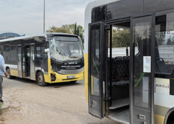 Aynı yöne giden halk otobüsleri çarpıştı: 3 yaralı
