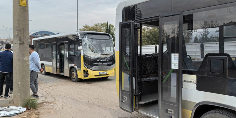Aynı yöne giden halk otobüsleri çarpıştı: 3 yaralı