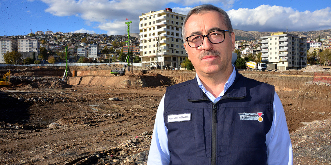 Azerbaycan Mahallesi, fore kazıklar üzerine inşa ediliyor