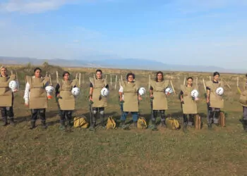 Azerbaycanlı kadınlardan mayın temizliği