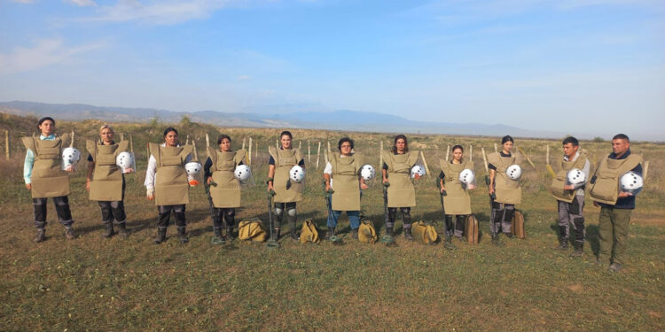 Azerbaycanlı kadınlardan mayın temizliği