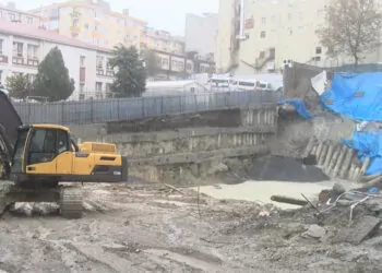 Bağcılar’da inşaatın istinat duvarı çöktü