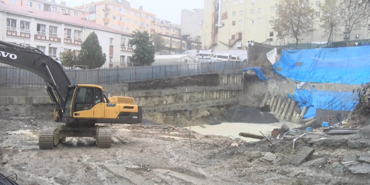 Bağcılar’da inşaatın istinat duvarı çöktü