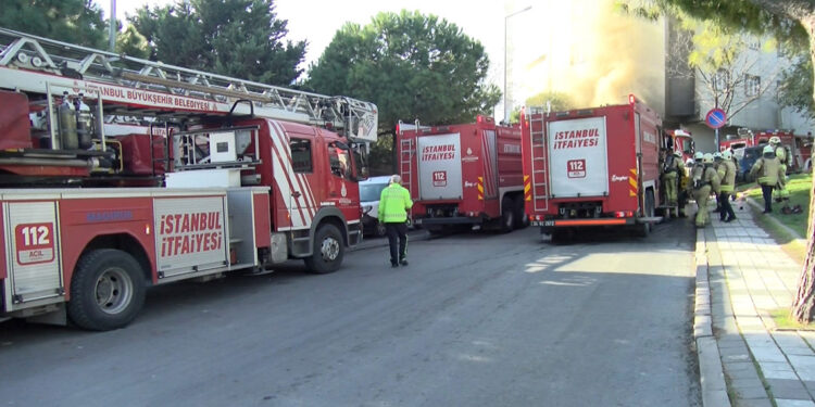 Bağcılar'da sünger deposunda yangın