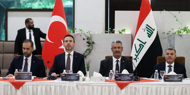 Bakan Bayraktar, Irak'ta Türk şirketleri ile bir araya geldi