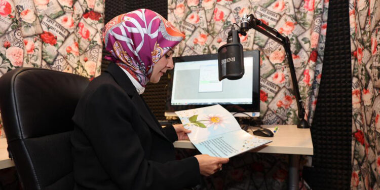 Bakan Göktaş, çocuklar için kitap seslendirdi