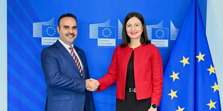 Bakan Kacır Brüksel’de resmi temaslarda bulundu