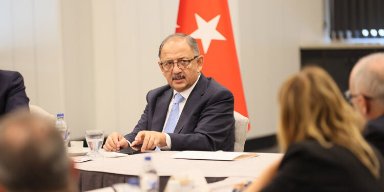 Bakan Özhaseki, Çevre Komisyonu üyeleriyle görüştü