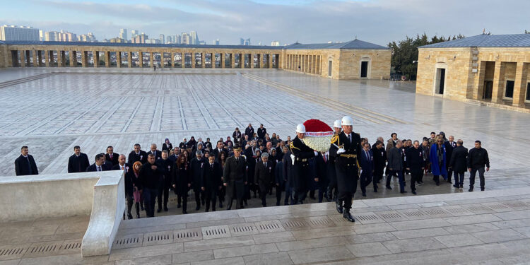 Bakan Tekin ve öğretmenlerden Anıtkabir'e ziyaret
