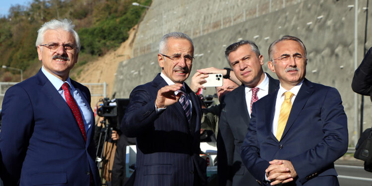 Bakan Uraloğlu, Bolu Dağı tüneli'nin açılışını yaptı