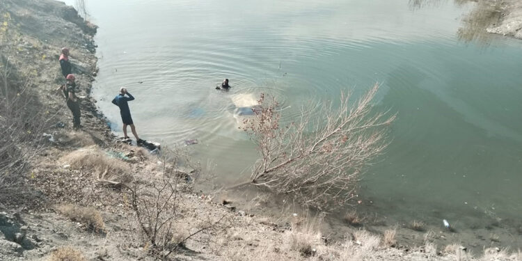 Baraj gölüne uçan otomobildeki 1 kişi öldü, 1 kişi kurtarıldı