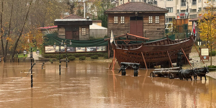 Bartın Irmağı'nda su seviyesi 4 metre yükseldi