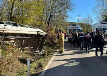 Bartın'da yolcu minibüsü devrildi: 11 yaralı
