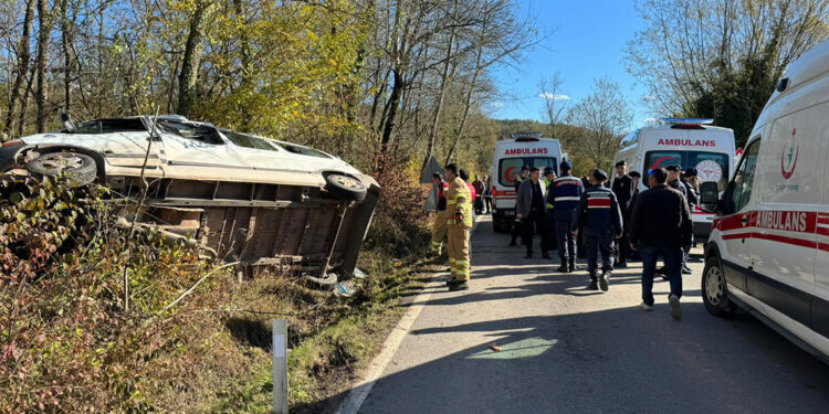 Bartın'da yolcu minibüsü devrildi: 11 yaralı