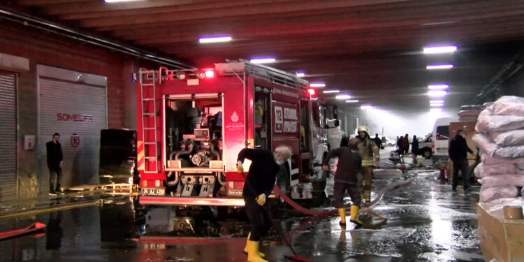 Başakşehir'de depoda yangın