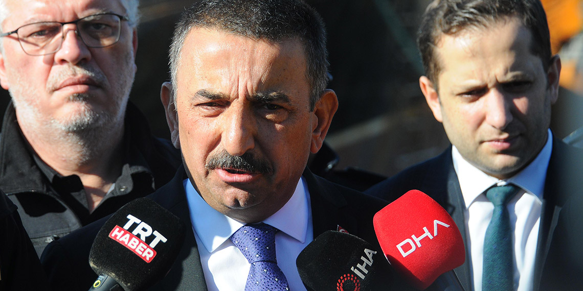 Ereğli ilçesinde fırtına nedeniyle limanda sürüklenmemesi için açığa çıkartıldıktan sonra mendireğe çarparak batan gemide kaybolan mürettebatın yakınlarının bekleyişi sürüyor.