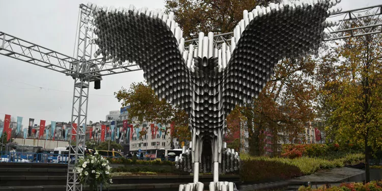 Beşiktaş dev kartal heykelinin açılışı yapıldı