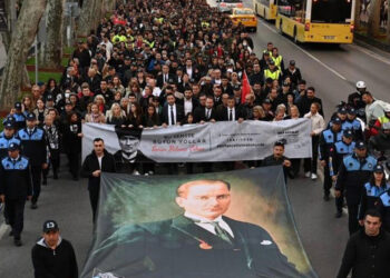 Beşiktaş'ta atatürk'e 'Saygı Yürüyüşü' yapıldı