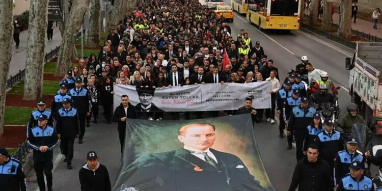Beşiktaş'ta atatürk'e 'saygı yürüyüşü' yapıldı