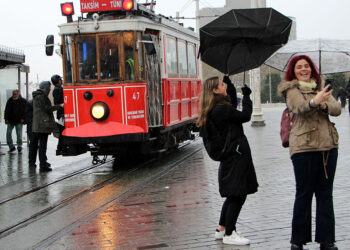 Beyoğlu ve Tuzla'da fırtına ile sağanak etkisini sürdürüyor
