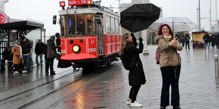 Beyoğlu ve Tuzla'da fırtına ile sağanak etkisini sürdürüyor