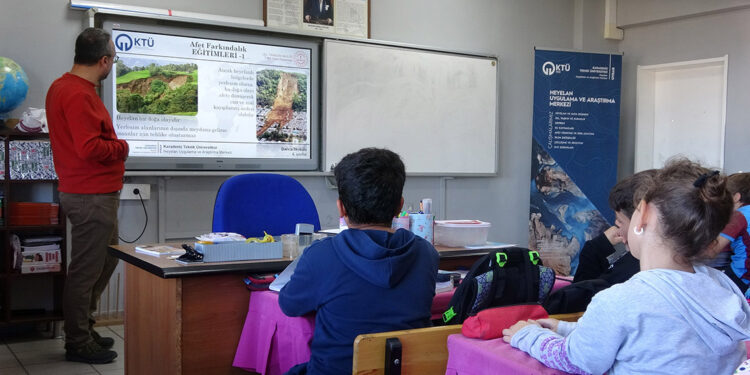 Bilim insanlarından ilkokul öğrencilerine afet eğitimi