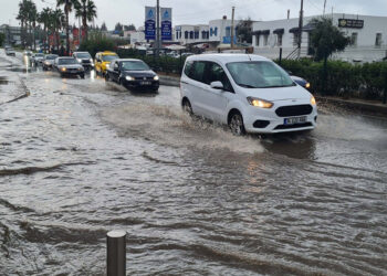 Bodrum'da sağanak yağmur; yollar nehre döndü