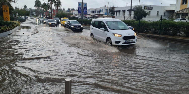 Bodrum'da sağanak yağmur; yollar nehre döndü