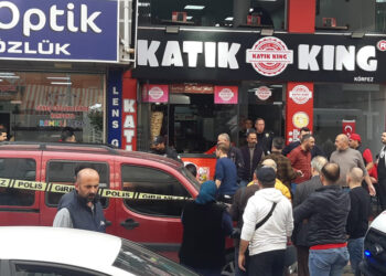 Boşandığı eşini restoranda yemek yerken öldürdü