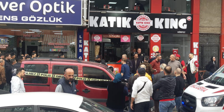 Boşandığı eşini restoranda yemek yerken öldürdü