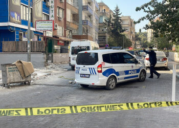 Boşanma aşamasındaki eşini sokakta vurdu