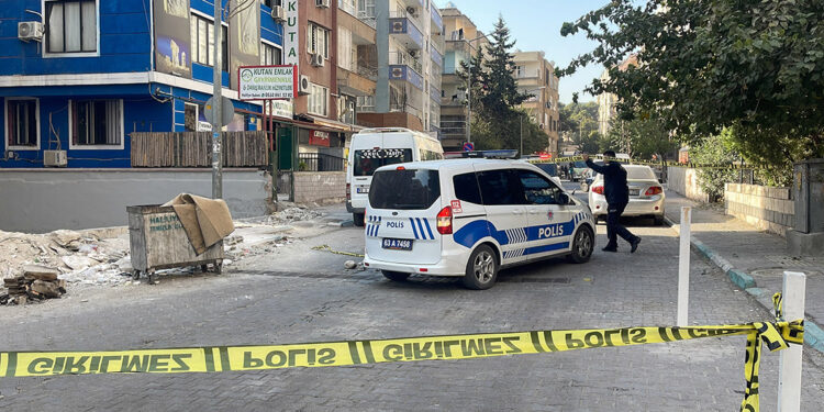 Boşanma aşamasındaki eşini sokakta vurdu