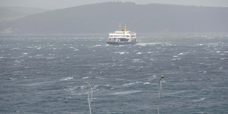 Bozcaada ve Gökçeada'da yarınki feribot seferleri iptal