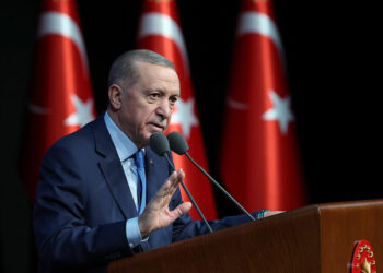 Bu tartışmada taraf değil hakem konumundayız