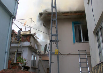 Bursa'da 2 katlı binada yangın; Egemen bebek öldü