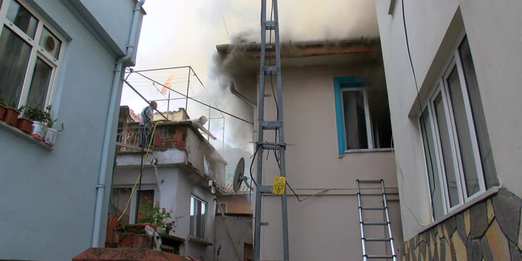 Bursa'da 2 katlı binada yangın; Egemen bebek öldü