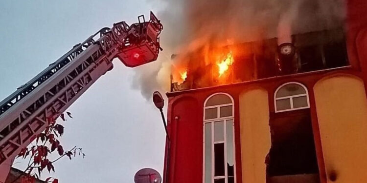 Bursa'da boyahanede çıkan yangın söndürüldü
