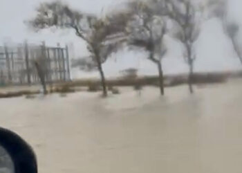 Bursa'da sağanak ve fırtına; deniz suyu taştı