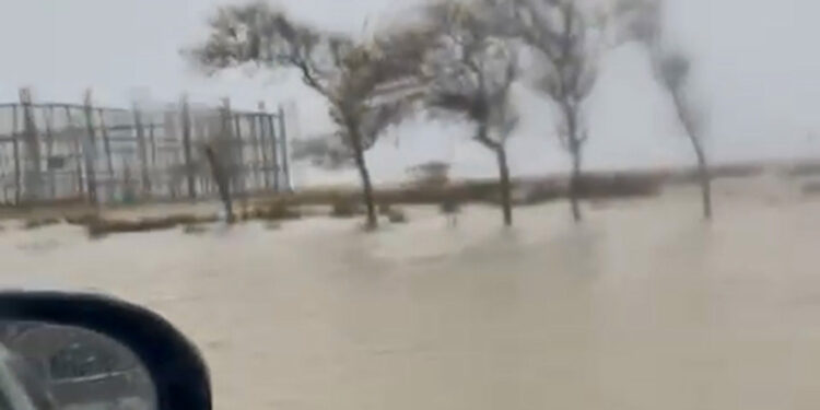 Bursa'da sağanak ve fırtına; deniz suyu taştı