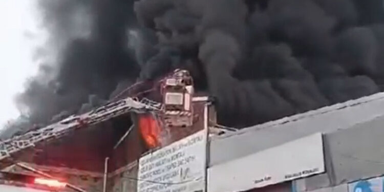 Bursa'da sünger imalathanesi ve deposunda yangın