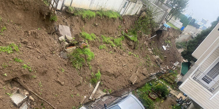 Büyükçekmece'de istinat duvarı çöktü