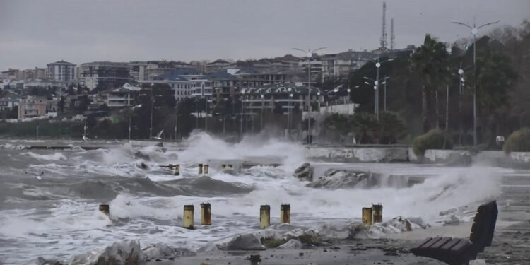 Büyükçekmece'de lodos etkili oluyor