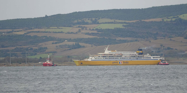 Çanakkale Boğazı'nda arızalanan yolcu gemisi sürüklendi