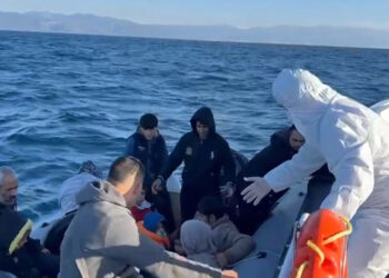 Çanakkale'de 72 kaçak göçmen kurtarıldı