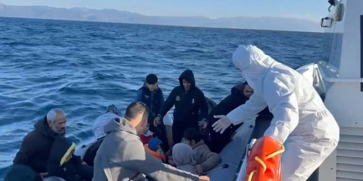 Çanakkale'de 72 kaçak göçmen kurtarıldı