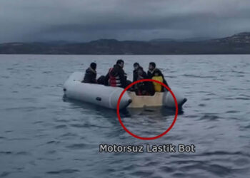 Çanakkale'de Yunanistan'ın ittiği 23 göçmen kurtarıldı