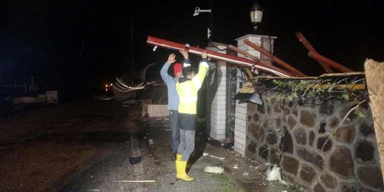Çanakkale'de lodos; elektrik direkleri devrildi, çatılar uçtu